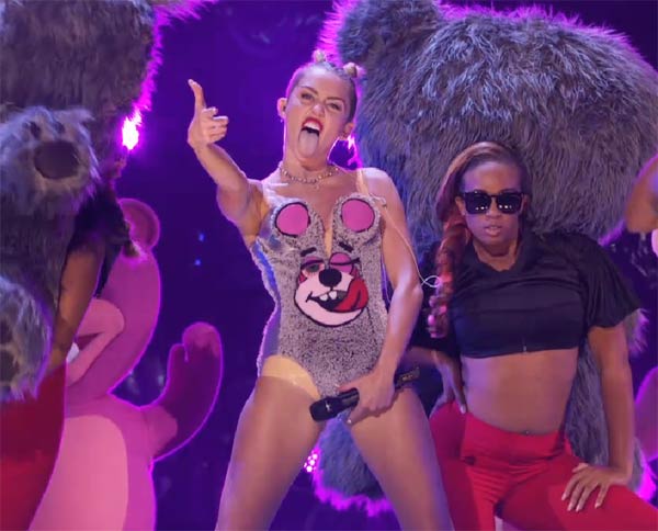 Miley Cyrus performs We Can't Stop at VMA 2013