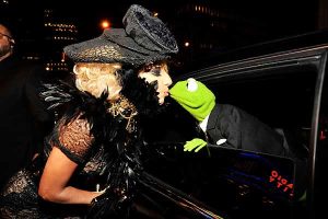 Lady GaGa kissing Kermit the Frog of Muppets Movie