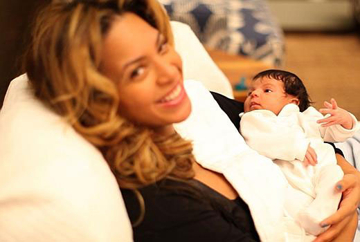 First Photo of Beyonce holding Baby girl Blue Ivy Carter