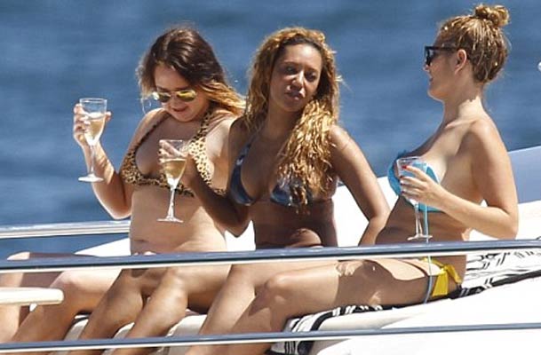 Mel B on Sydney Harbour with girl friends aboard yacht
